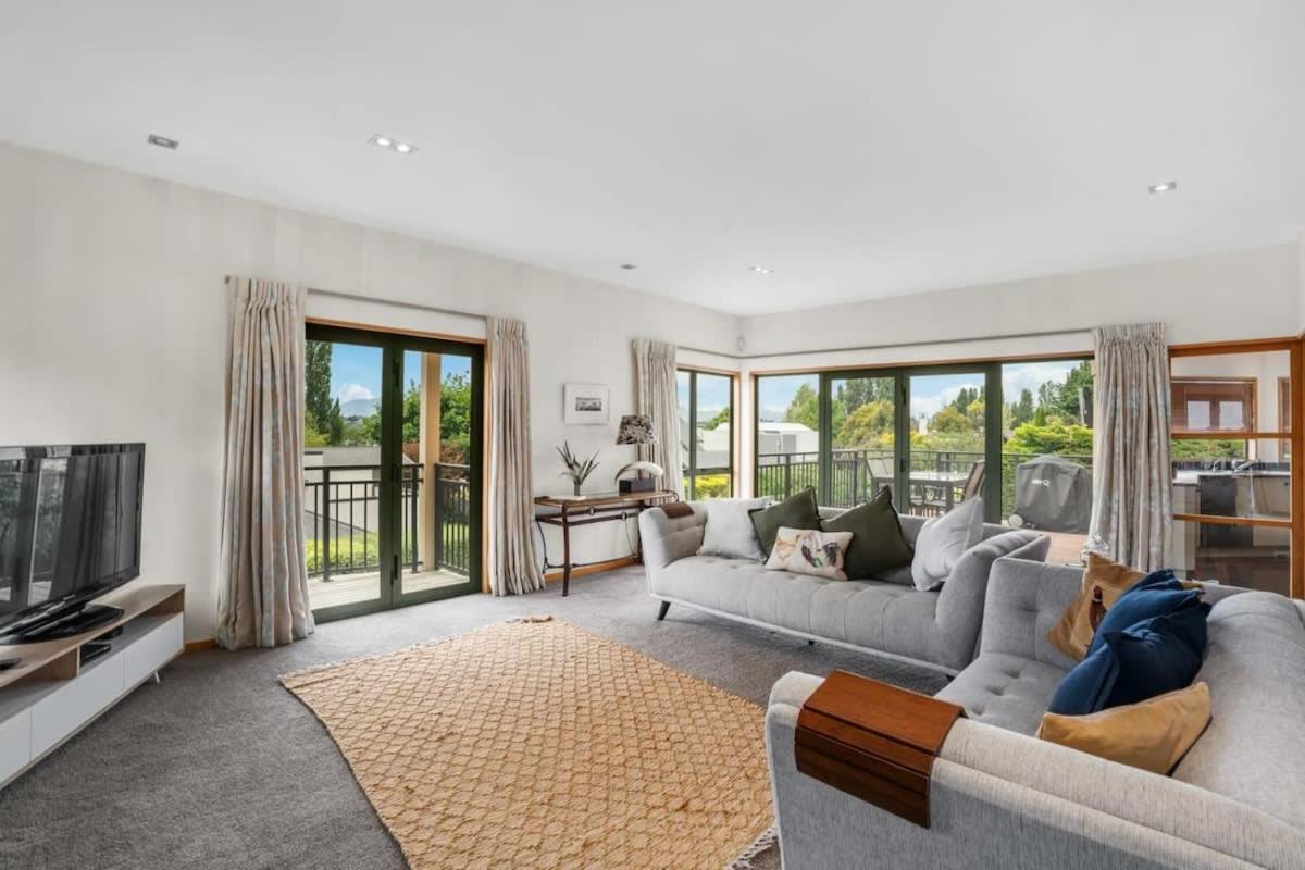 Lake View Villa Wanaka Bagian luar foto